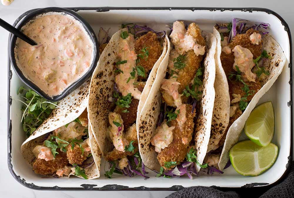 TACOS DE PESCADO CROCANTES CON SALSA ESCAROLA