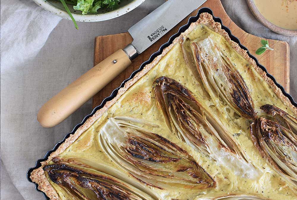 TARTA DE ENDIVIAS Y HIERBAS, CON ENSALADA VERDE Y ADEREZO DE ALMENDRAS TOSTADAS