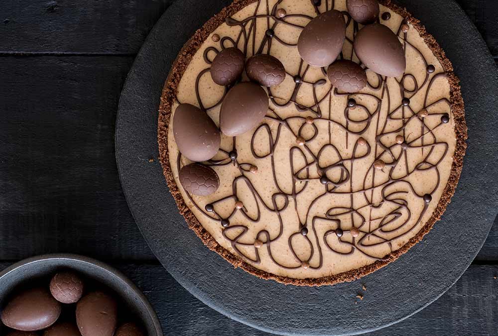 TARTA DE MOUSSE DE MANÍ Y HUEVOS DE PASCUA