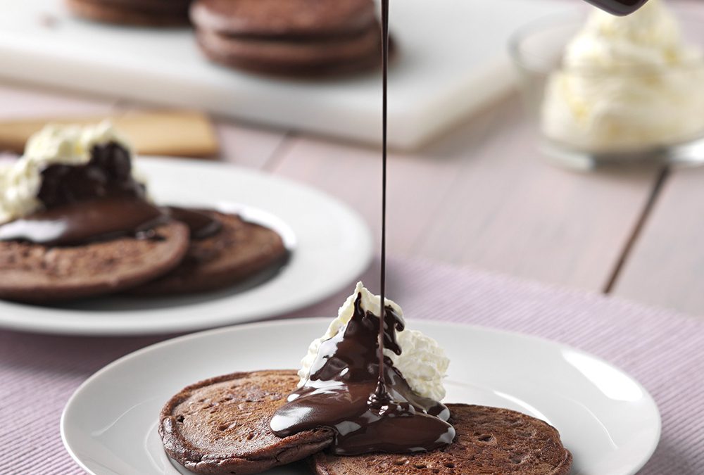 PANCAKES DE CHOCOLATE CON SALSA Y CREMA BATIDA