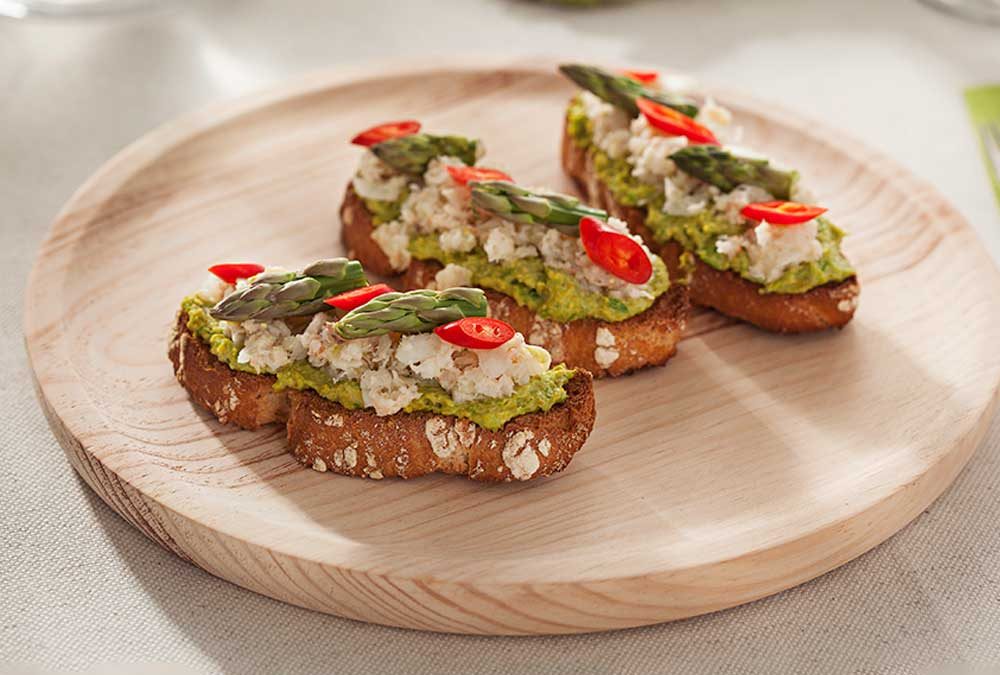 TOSTA DE PESTO DE ESPÁRRAGOS Y PISTACHIOS CON CEVICHE DE CAMARONES