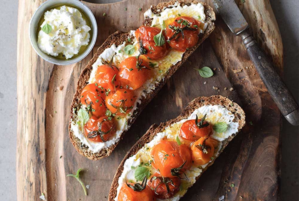 TOSTADAS CON RICOTTA CASERA Y TOMATES ASADOS