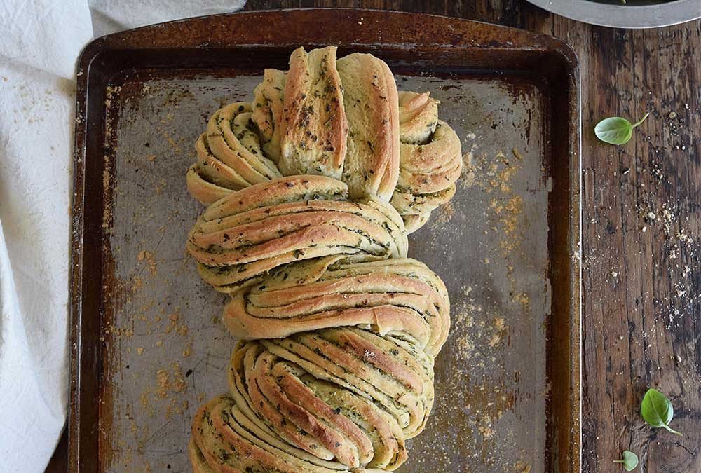 TRENZA DE PAN CON AJO Y HIERBAS