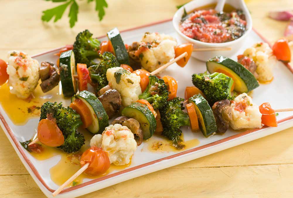 BROCHETAS DE VERDURAS CON SALSA VIERGE