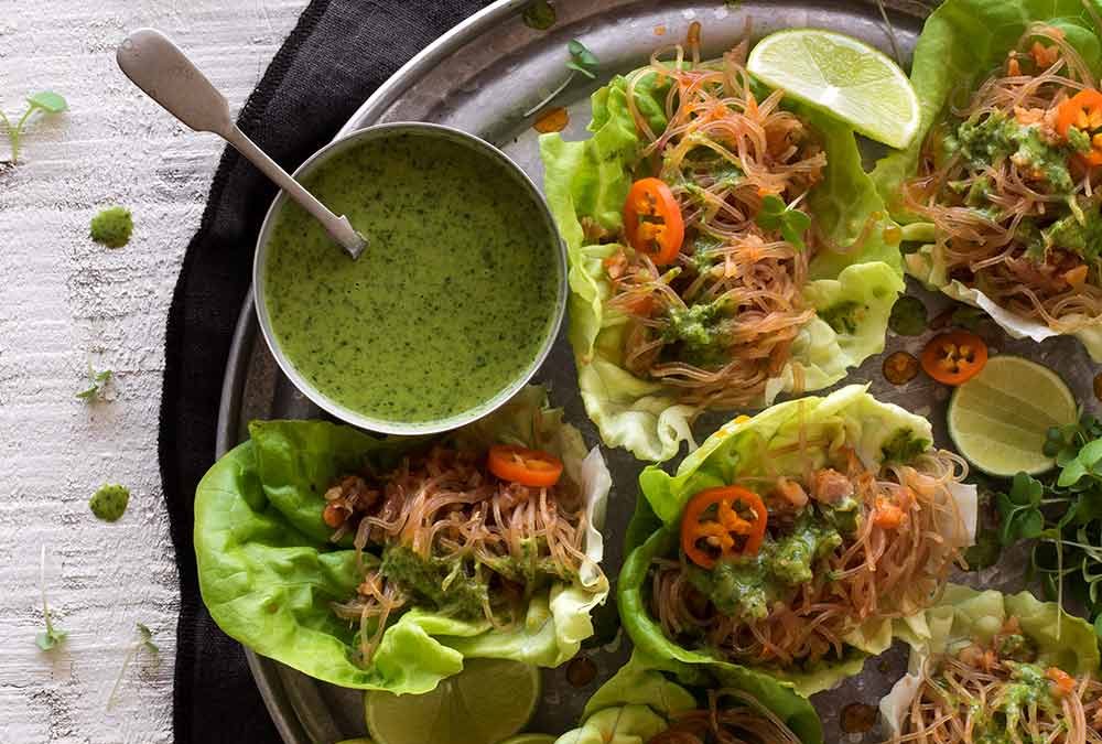 WRAPS DE LECHUGA RELLENOS CON FIDEOS DE ARROZ ESTILO THAI